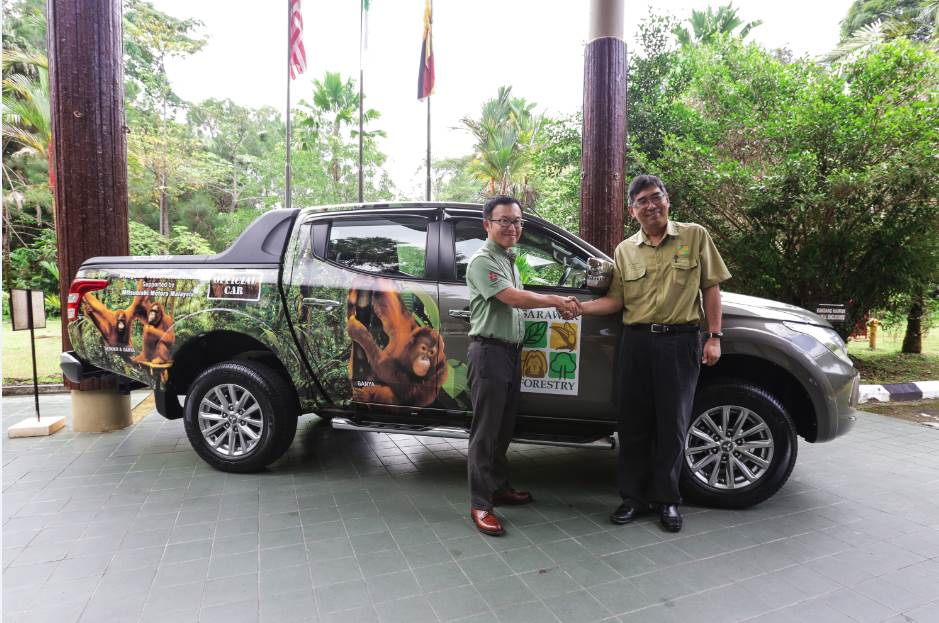 CEO of Mitsubishi Motors Malaysia, Mr. Shinnishi handing over the Triton 4x4 Pick-Up Truck to Representative of Sarawak Forestry, Mr. Wong Ting Chung